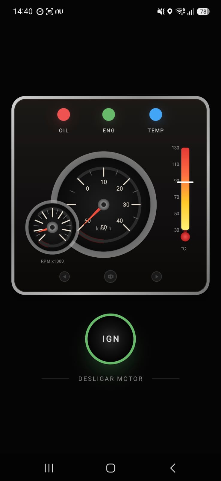 Painel com o motor ligado: botão IGN verde e o texto Desligar motor. Luzes OIL vermelha, ENG verde e TEMP azul. Velocímetro e conta-giros perto de zero, temperatura perto de 90 graus. Abaixo, setas e um ícone de câmera.